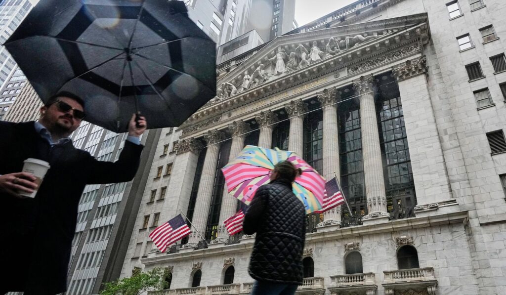 Amazon Pushes U.S. Stocks Higher, Seals Winning Month