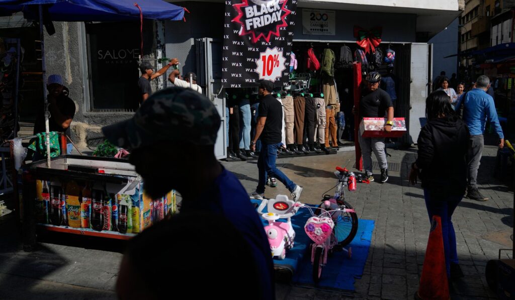 30% Discounts and $20 Shoes Fail to Draw Venezuela’s Capital Crowds