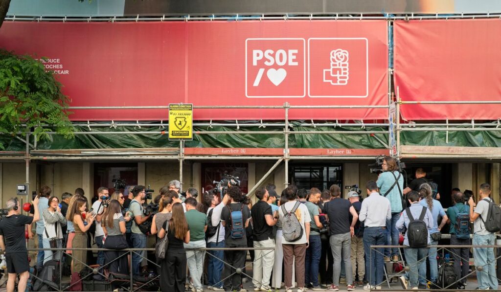 Spanish police search ruling Socialist Party HQ in financial probe
