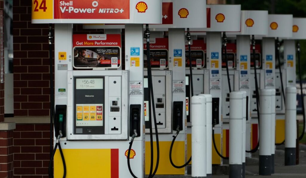 Average U.S. Gas Price Tops $4 Amid Middle East Fighting