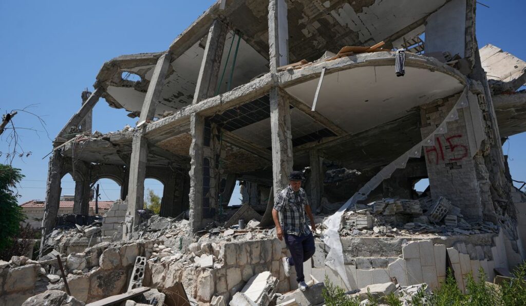 Israel begins “precision strikes” on Lebanon town after evacuation warning, citing Hezbollah