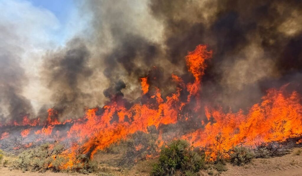 Utah wildfire blocks responders from remote helicopter crash site